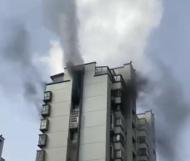 宿松一小區高層住宅樓著火 現場濃煙滾滾