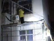深夜安慶一女子翻窗進屋 恐高被困雨棚