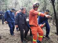 驢友壽縣八公山探險突發高血壓昏迷  救援人員灌木叢中踏出緊急救援道路