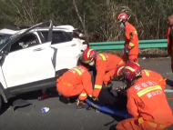 京臺高速黃山境內(nèi)轎車追尾四人被困 一人死亡