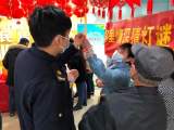 鄰里情深猜燈謎 城管陪您鬧元宵