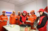 社区志愿者陪环卫工在岗位过年