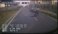 老奶奶摔倒躺在北二環(huán)馬路中間  合肥一公交駕駛員發(fā)現(xiàn)后下車(chē)扶起