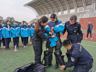 不一樣的“第一課”：特警進校園  池州高中生體驗15斤防暴服直呼“太沉”
