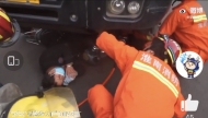 老人騎車進入貨車盲區(qū)被卷入車底 淮南消防頂撐施救