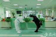 醫患互相鞠躬致謝 感人一幕在武漢重現