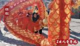 醉心中国红，亚美尼亚双胞胎姐妹花长城脚下过大年 | Z世代青年说