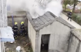 芜湖一民房突然起火  报警人怀疑为“熊孩子”燃放爆竹引发