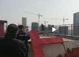 临泉一男子失恋欲跳楼  相持三小时后特警飞奔将其救下
