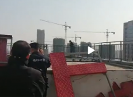 臨泉一男子失戀欲跳樓  相持三小時后特警飛奔將其救下