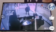 安慶：小女孩專程送民警大白兔糖 還用拼音寫下感謝紙條