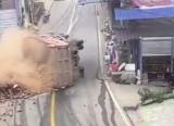 四川载砖货车侧翻多人被埋   当地公安通报：事故造成两死一伤