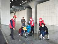 八旬老夫妻行動不便，回家成難題？新安晚報記者隨志愿者助其回家