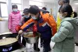 安庆宜秀区开展“迎新年、炸圆子、送祝福”活动