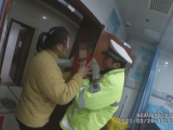 芜湖：幼儿喉中卡异物 警车护送紧急送医