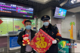 站好每一班岗 地铁工作者们用这些数字为乘客守岁