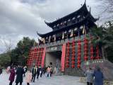 农历正月初一 歙县徽州古城内游客络绎不绝