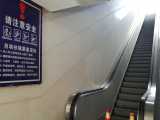 旅客乘扶梯不慎摔倒   宿州火车站工作人员4秒化险为夷