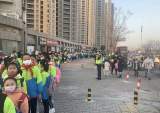 安徽蚌埠：开学第一天 交警校门口助学忙(图)