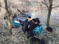 泗县82岁老人骑电动三轮车坠入河沟 特警紧急救援