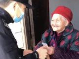 巢湖民警化身“快递员”为百岁老人送证上门