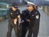 ​泗县一女孩因家庭矛盾欲跳河 民警及时挽救