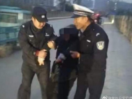 ​泗县一女孩因家庭矛盾欲跳河 民警及时挽救