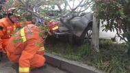 銅陵樅陽：一男子被壓小轎車下面 消防緊急救援