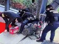 女子醉酒后躺在地鐵站口 合肥軌道警方幫助安撫醒酒