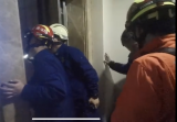 合肥一男子维修电梯时不慎掉入电梯井   消防及时将其救出