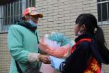 孩子眼中你最美！合肥小学生“三八节”手捧鲜花致敬保洁阿姨