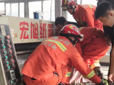 六安一女工操作不慎被机器“咬”手 消防员巧妙施救