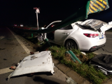 灵璧发生一车祸事故：路边护栏从车头贯穿后排座 驾驶员不幸身亡 