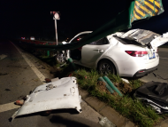 灵璧发生一车祸事故：路边护栏从车头贯穿后排座 驾驶员不幸身亡 