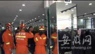 淮北一3岁男童卡进商场玻璃柱子间 消防破拆救援