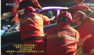 灵璧一轿车撞上护栏被一分为二  驾驶员无生命体征（视频）