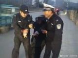 宿州：女孩轻生欲跳河 民警及时挽救