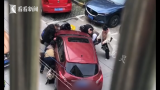 突发！一老小区3岁女孩骑滑板车被轿车卷入车底！