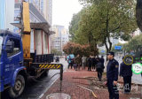 貴池城管清除占道報(bào)刊亭