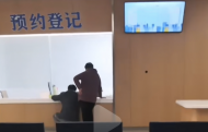 蚌埠一醫院被指“丁義珍式窗口” 院方：凳子當時被人拖走了 現已改進