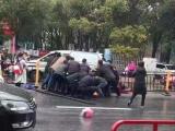 池州街头小汽车与电瓶车相撞  现场群众合力抬车救伤者