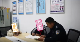 蚌埠：父母吵架无人问  民警代“熊家长”照顾两幼童