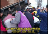 蚌埠：满载拖拉机不慎侧翻  警民齐心救出被困司机
