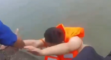 男子不慎落水命悬一线 芜湖一辅警跳入水中奋力营救