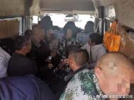 宿州：遮挡车窗躲检查 面包车藏了12人