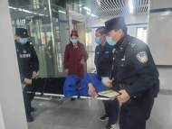 十六歲花季少女在肥打工地鐵車廂暈倒  合肥軌道公安及時救助    
