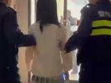 芜湖：少女天台哭泣欲轻生 民警递纸巾一把救回