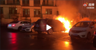 安徽界首一轎車停車位上自燃  現場消防員迅速出槍滅火