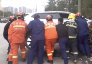 銅陵一男子遇車禍被壓轎車車底  消防聯合眾人合力抬車救人 