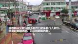 六安一行人被压车底  周围群众抬车营救
